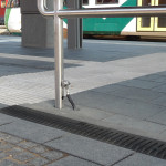 Rutschsicher und optisch ansprechend: Recyfix Rinnen eignen sich ideal für die Entwässerung von Bahnsteigen.